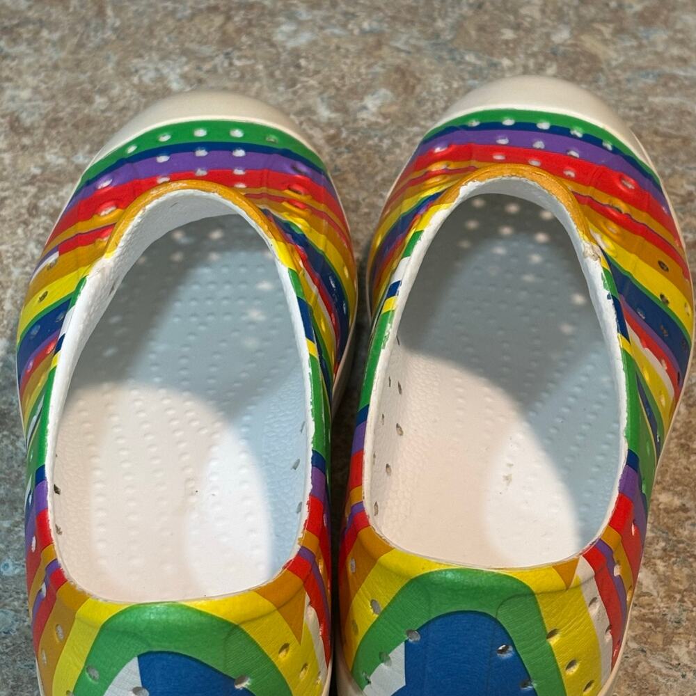 Native Jefferson Kids Water Rainbow Striped Slip on Casual Shoes Size J2 - Picture 9 of 11